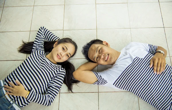 Encantador casal sorriso em relaxar cena — Fotografia de Stock