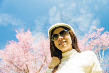 kiraz çiçek pembe ve mavi sky1 gülümseme bayanla