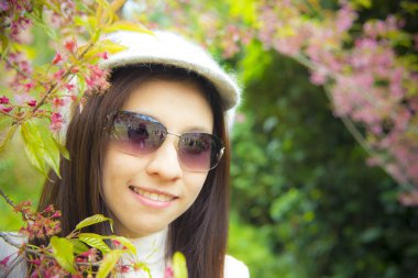 Asyalı kadınlar pembe kiraz flower1 ile