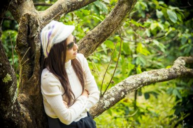 yalnızlık kadınlar kiraz tree1 altında