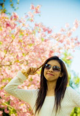 gülümsemek kadın ile pembe kiraz çiçek tree5