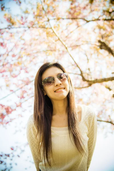 Mulher usar óculos com cerejeira rosa árvore de flor5 — Fotografia de Stock