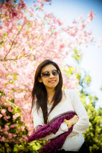 ピンクの桜 tree2 で陽気な女性 — ストック写真