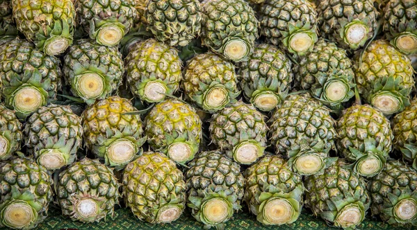 Pineapple for sale — Stock Photo, Image