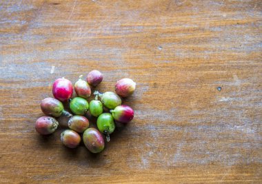 ahşap table5 üzerine taze kahve çekirdekleri