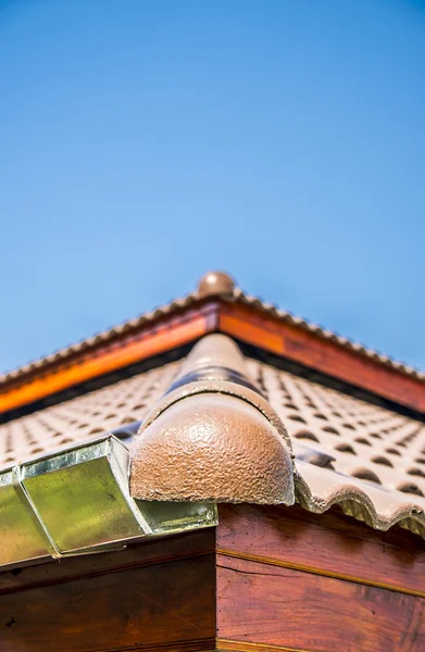 Un angolo di tetto in ceramica — Foto Stock
