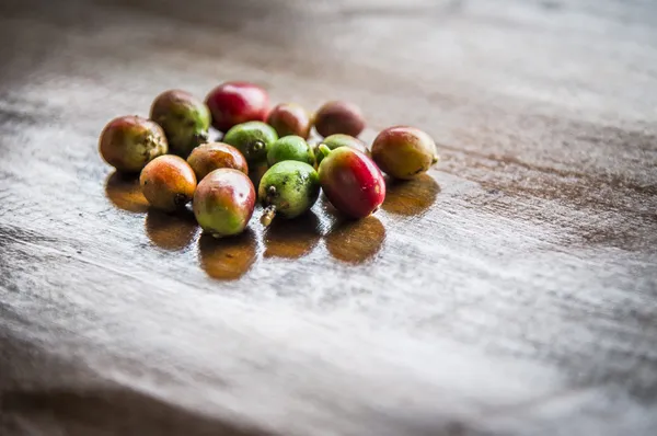 新鲜的咖啡豆，对木表 2 — 图库照片