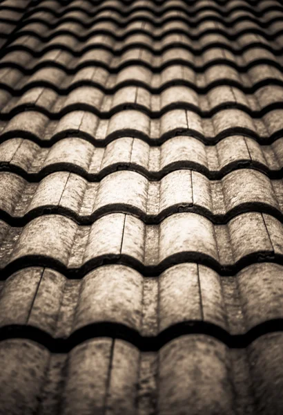 Керамический рисунок крыши в монохромной сцене — стоковое фото