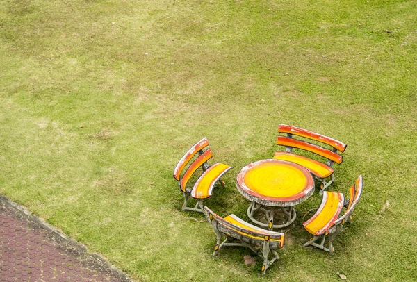 在 garden2 中设置的座椅和桌子 — 图库照片