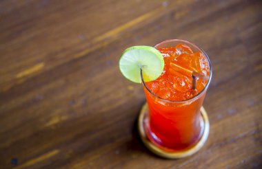 Limonlu çay buz üzerinde ahşap table7