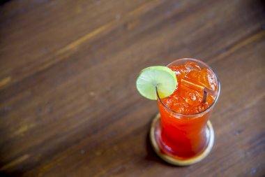 Limonlu çay buz üzerinde ahşap table8