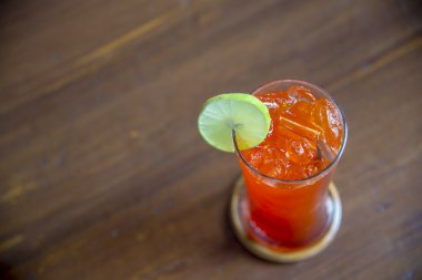 Limonlu çay buz üzerinde ahşap table10