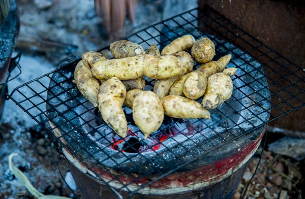 Batata a la parrilla en la barbacoa1 — Foto de Stock