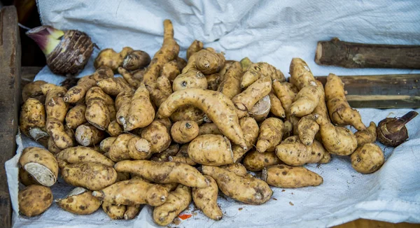 Süßkartoffeln auf Papier zum Verkauf — Stockfoto