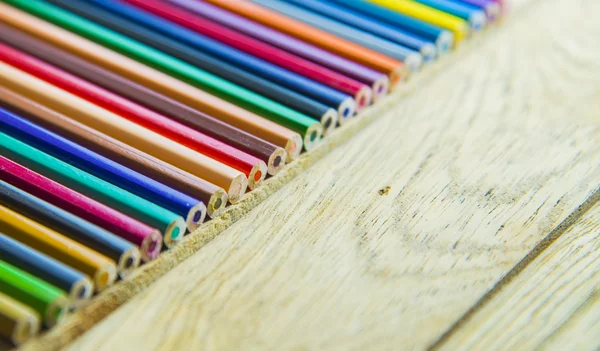 Penna a pastello colorata sul pavimento di legno2 — Foto Stock