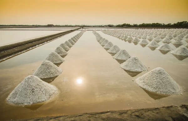 Thailand Salzfarm im Sonnenuntergang Szene — Stockfoto