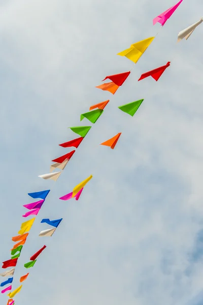 Fila de bandeira colorida com céu azul1 — Fotografia de Stock