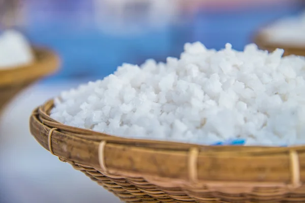 Weißes grobes koscheres Salz in Korbflechterei — Stockfoto