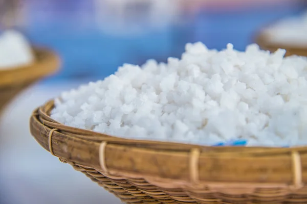 Vit grova kosher salt i korgmakeriarbeten — Stockfoto