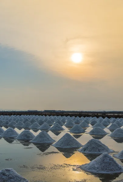 Salzhaufen in der Salzpfanne mit Sonnenuntergangsszene4 — Stockfoto