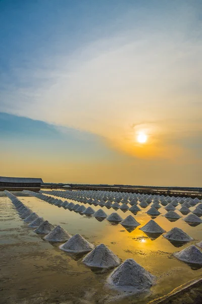 Pilha de sal na panela de sal com cenário de pôr do sol2 — Fotografia de Stock