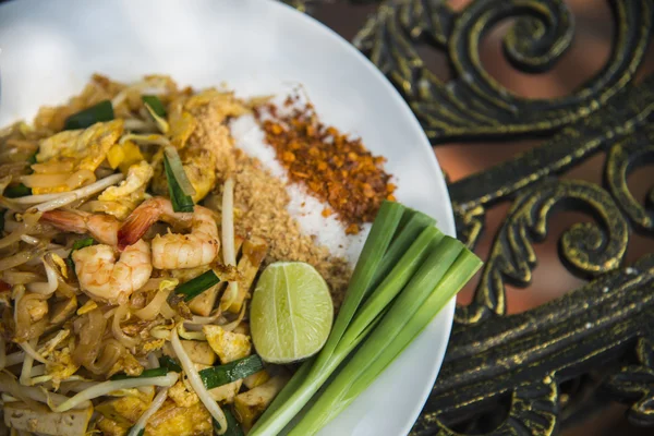 Hýbat-smažené rýžové nudle s krevetami v thajské style9 — Stock fotografie