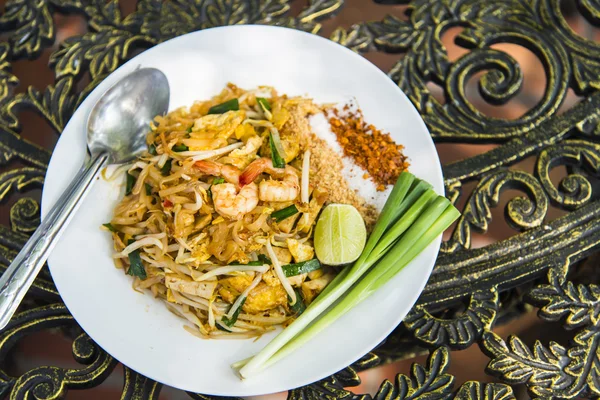 Stir-Fried Rice Noodle with Shrimp in Thai style5 — Stock Photo, Image