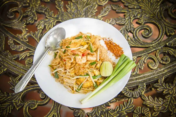 Stir-Fried Rice Noodle with Shrimp in Thai style6 — Stock Photo, Image