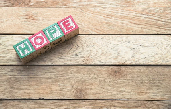 Деревянный блок слова Надежда на деревянном фоне — стоковое фото