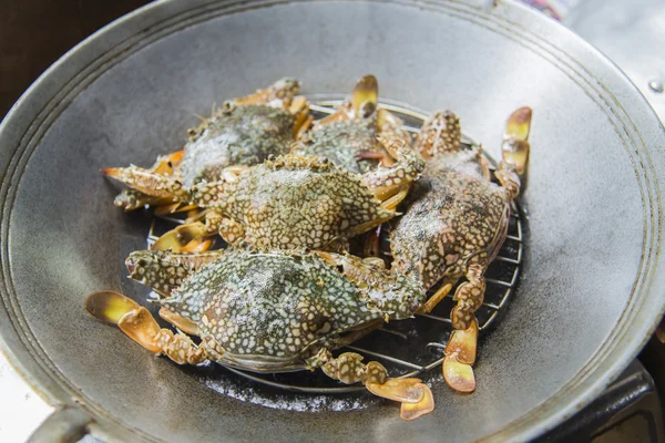 Připravit blue crab kouřící na pánvi — 图库照片