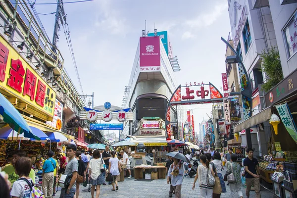 Tokyo, japan - 26 juli ameyayokocho shoppinggatan den 26 juli, — Stockfoto