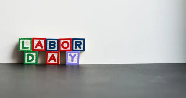 Parola di legno colorato Labor day con sfondo bianco4 — Foto Stock