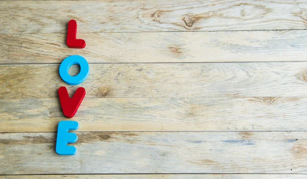 Palabra de madera colorida Amor en el suelo de madera3 —  Fotos de Stock