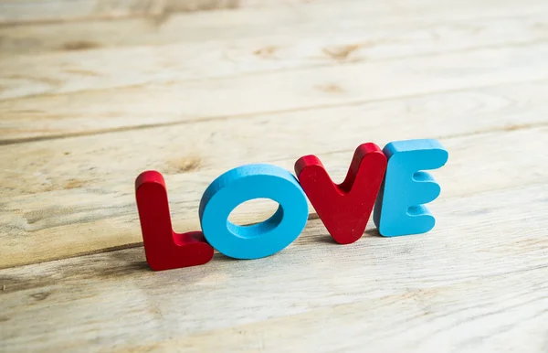 Barevné dřevěné slovo láska, na woodne floor6 — Stock fotografie