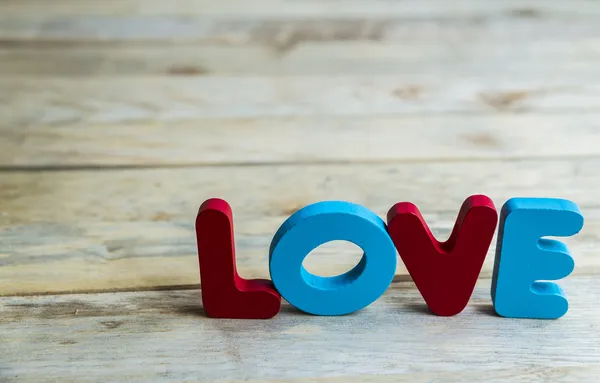 Palabra de madera colorida Amor en el suelo de madera —  Fotos de Stock