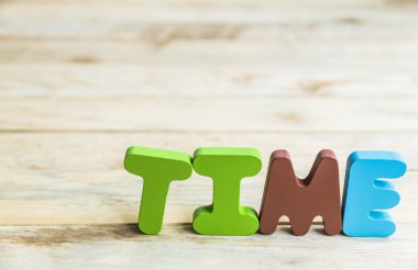 Renkli ahşap kelime zaman ahşap zemin üzerinde