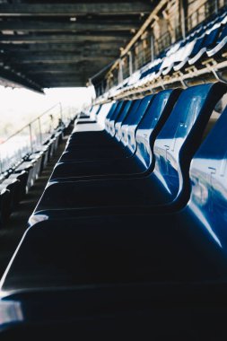 Fon fikri için futbol stadyumundaki lacivert koltuklar.