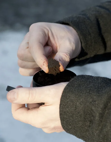 Preparing moist snuff — Stock Photo, Image