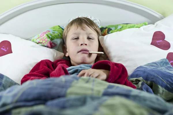 男孩躺在床上与流感 — 图库照片