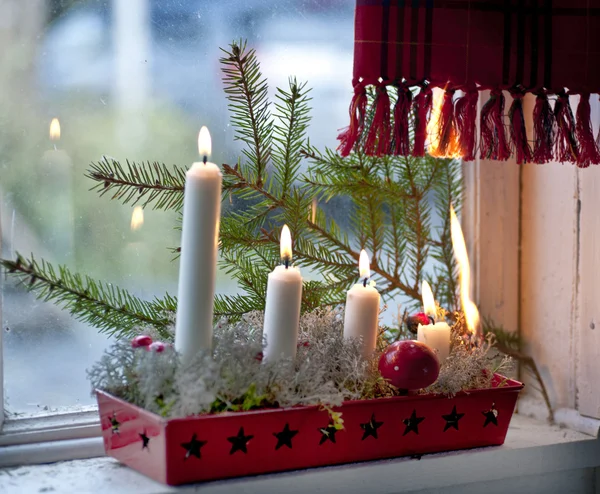 Velas de Navidad encendiendo un fuego —  Fotos de Stock