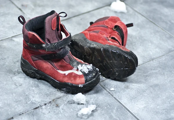 Зимняя обувь создает беспорядок в подъезде — стоковое фото