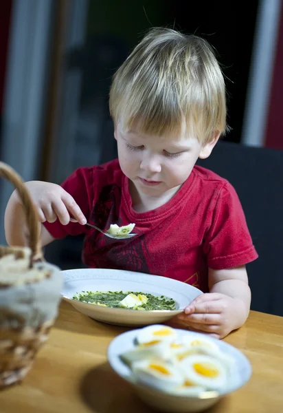Jeune enfant mangeant des épinards — Photo
