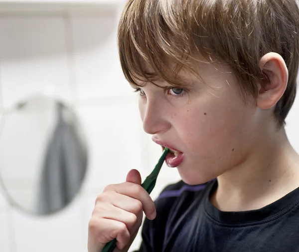 刷牙的年轻男孩 — 图库照片