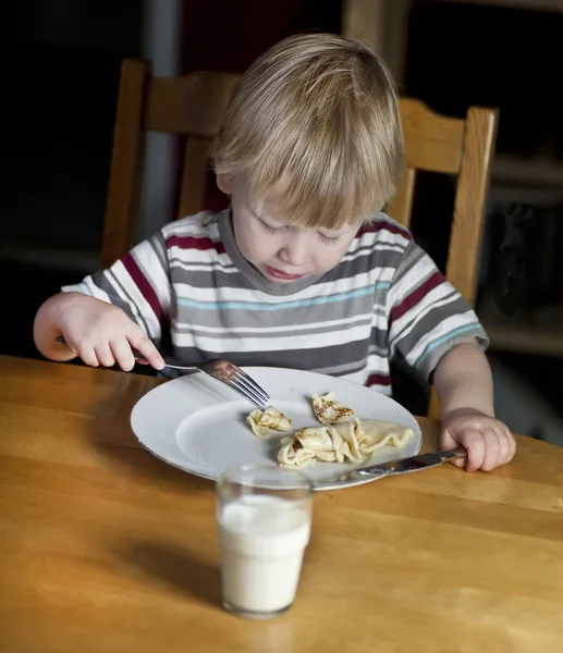 Krep yemek genç çocuk