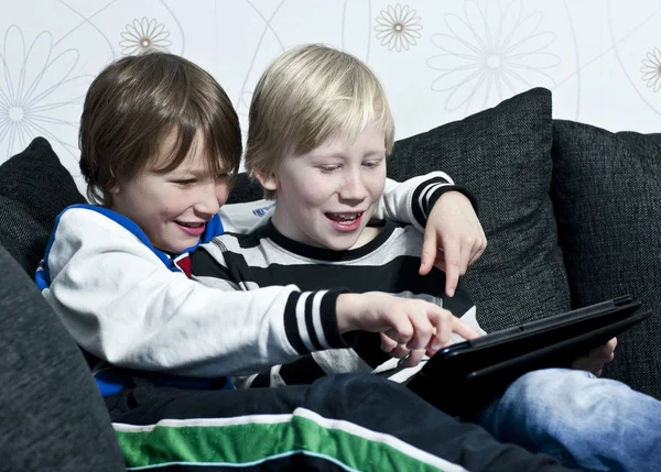 Çocuklar bir tablet ile eğleniyor — Stok fotoğraf
