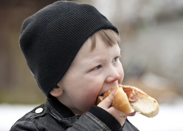 Nyter pølse i brød – stockfoto