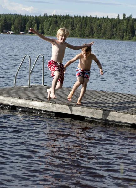 Saltando em um lago Fotografia De Stock