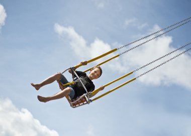 genç çocuk bir atlıkarınca at binme