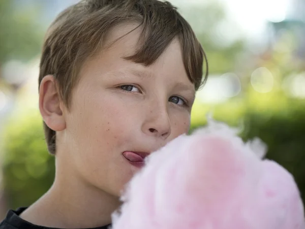 Junge mit Zuckerwatte — Stockfoto