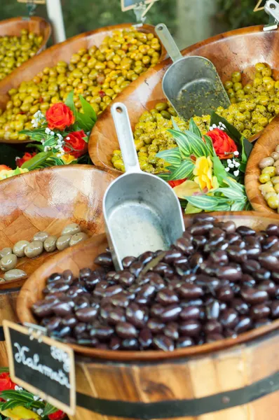 Venda de azeitonas no mercado — Fotografia de Stock